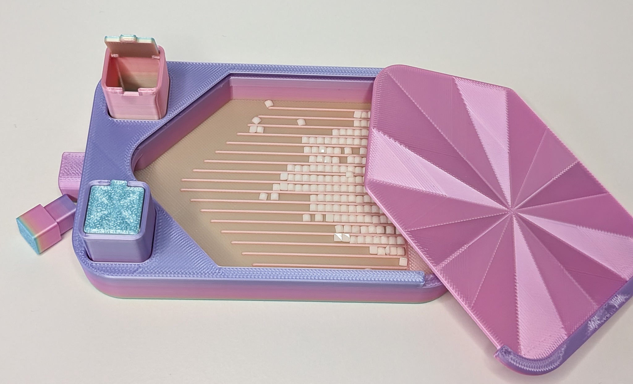 Diamond Painting Schiffchen in  Pink- und Hellblau mit zwei Zusatzbehälter mit Steinchen.